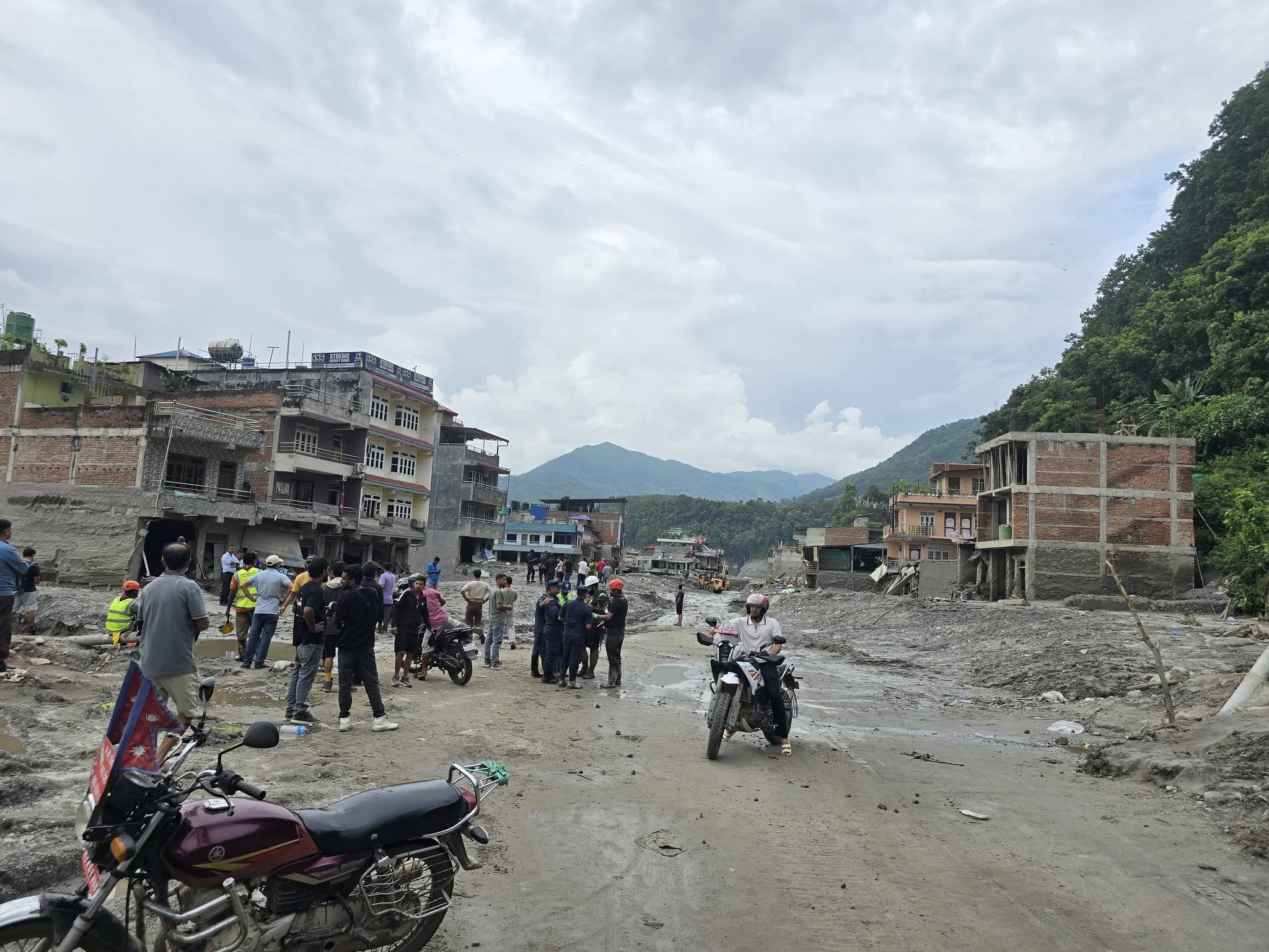 Nepal Sau Thảm Họa: Cả Khu Dân Cư Như Bị San Phẳng, Nhà Cửa Chìm Giữa Biển Bùn Đá